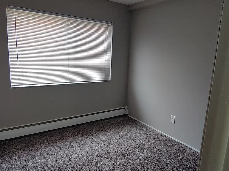Colonial Club Apartments — Photo 4