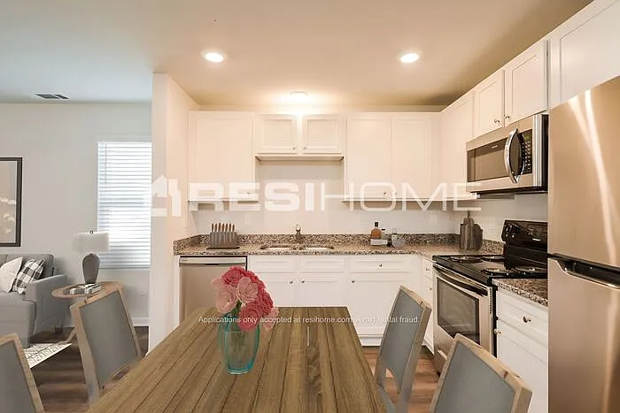 4 bed, 2.5 bath, 1804 sqft, $1,880 — Photo 3