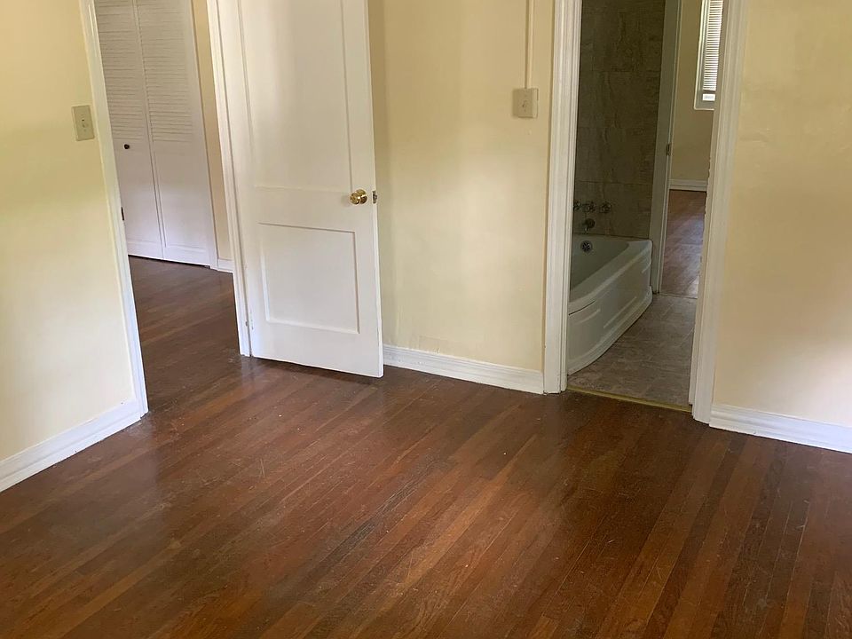 Front Bedroom, bathroom between the two bedrooms