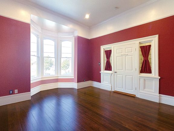 Living Room / Alternative Bedroom