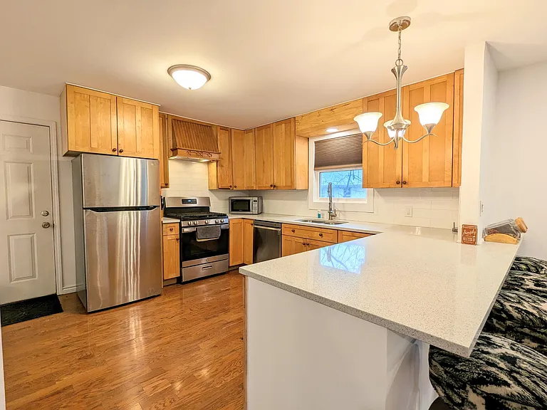28 Glen Ave — Photo 5