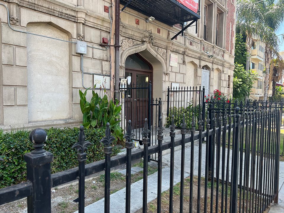 1st image of 526 1/2 S Oxford Ave #405