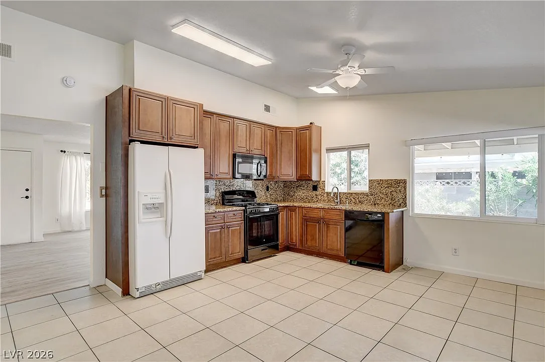 3 bed, 2.0 bath, 1393 sqft, $2,075 — Photo 4