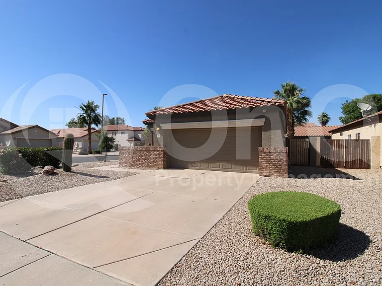 2764 E Highland Ct — Photo 2