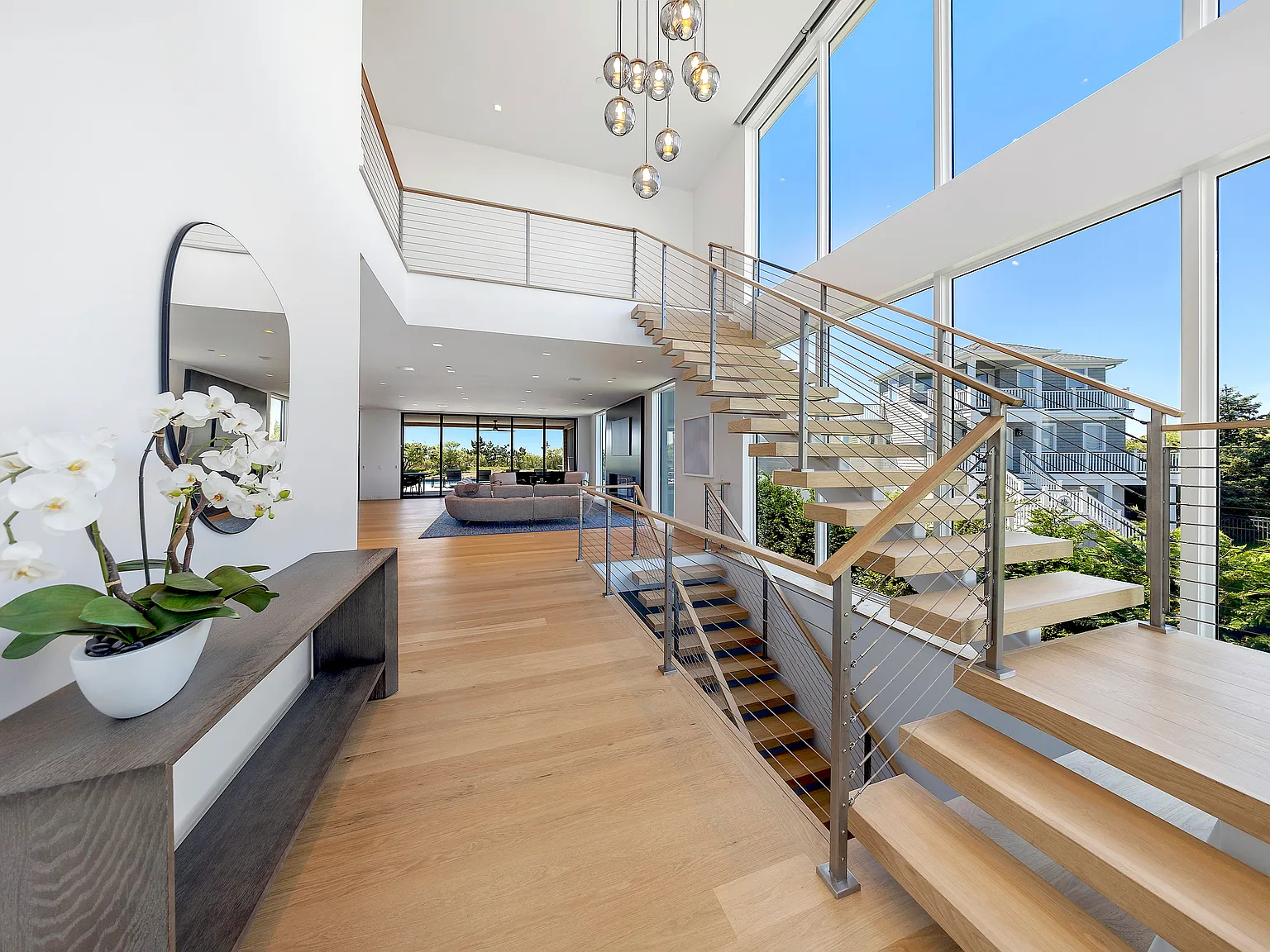 Deluxe Dune Road Oceanfront — Photo 3