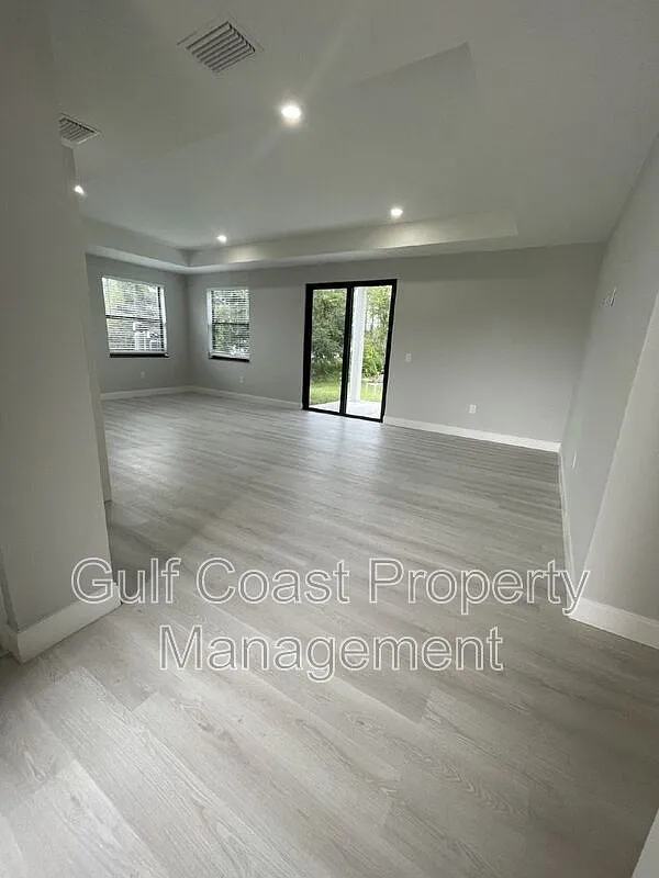 3 bed, 2.0 bath, 1310 sqft, $1,700 — Photo 2
