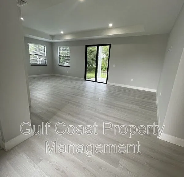 662 Windermere Dr — Photo 2