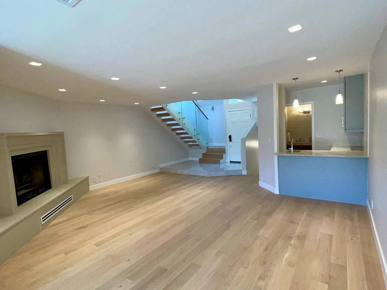 2 bed, 2.5 bath, 1674 sqft, $8,000 — Photo 3
