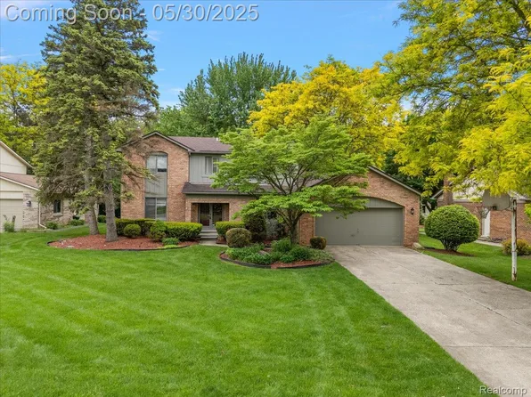 6153 Kiev St, West Bloomfield, MI 48324