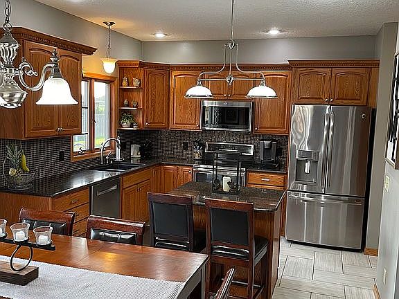 Kitchen: 19'8" X 14