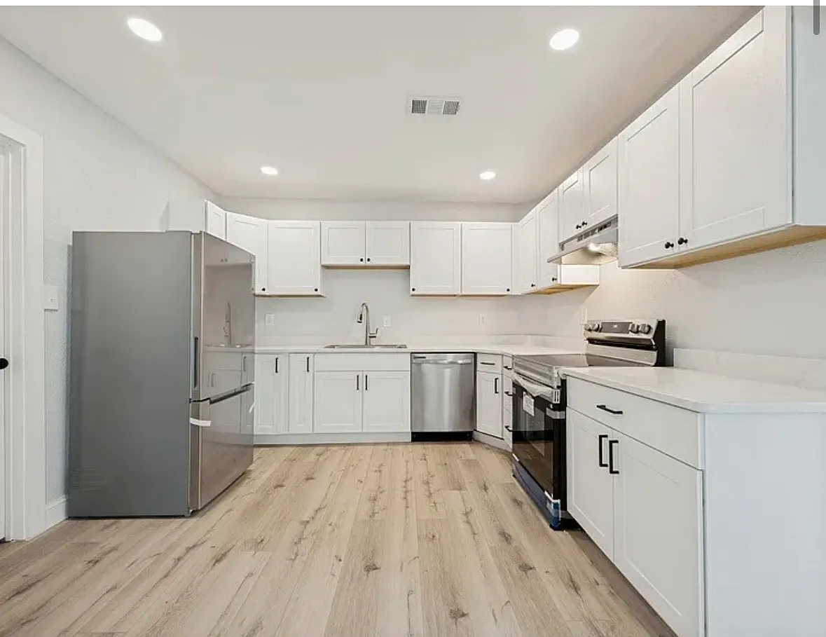 5 bed, 3200 sqft, $2,500 — Photo 4