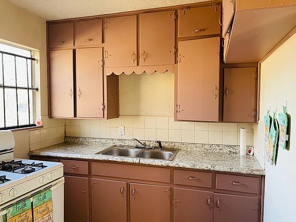 4th image of 2121 S Hughes Ave
