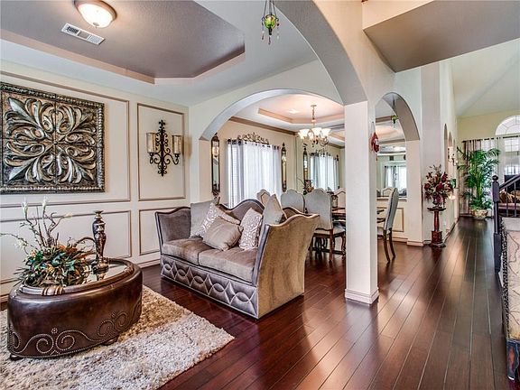 4th image of 2802 Claremont Dr