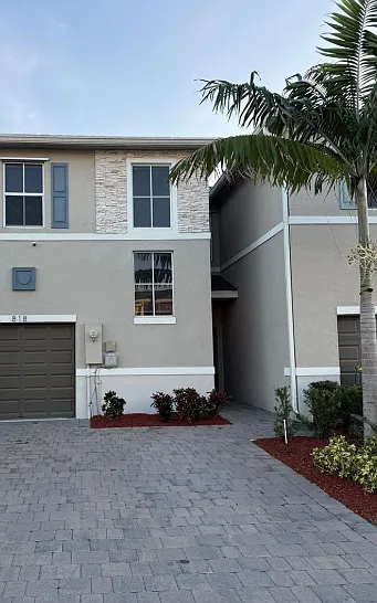 3 bed, 1628 sqft, $2,975 — Photo 2