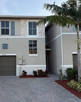 2nd image of 818 SE 19th St #818