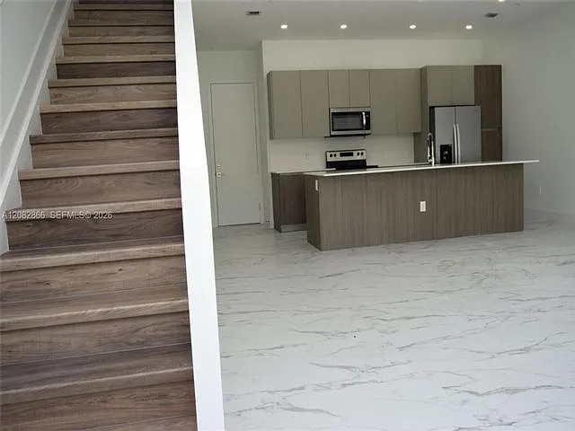 4218 NE 7th Ter — Photo 3