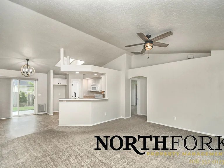 2918 Chester Ln — Photo 3