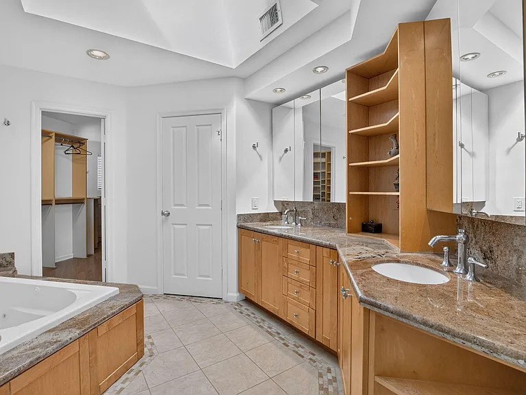 5338 NW 26th Cir — Photo 36