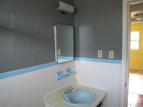 3rd image of 2913 Rosemarie Drive