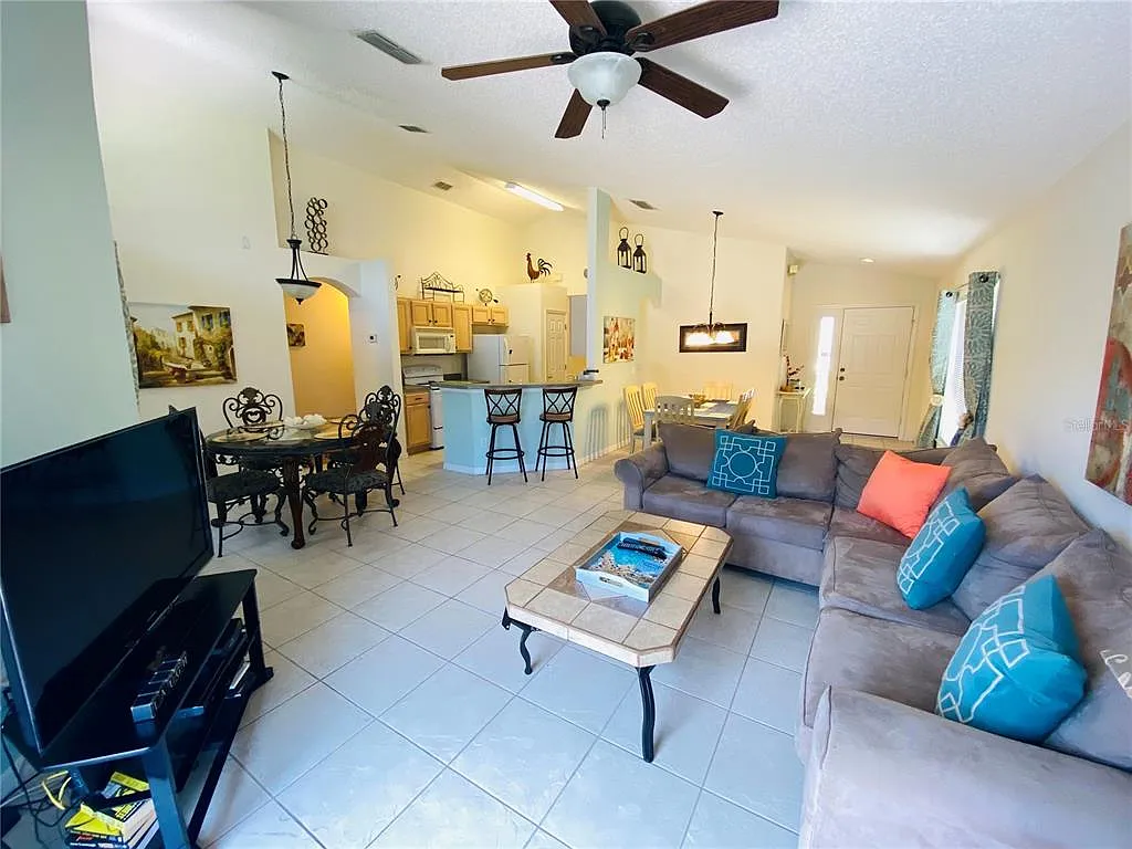 4 bed, 3.0 bath, 1596 sqft, $2,800 — Photo 2