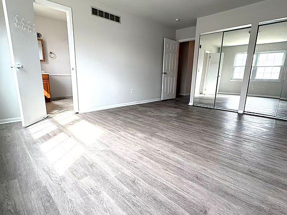 5th image of 49 Brighton Ct