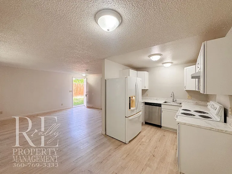 2733 Hefner Ave — Photo 5