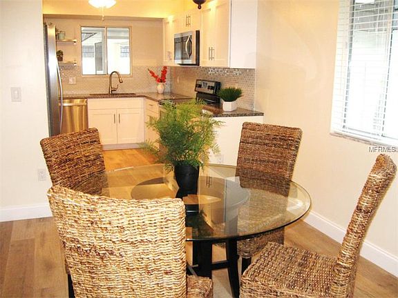 4th image of 1244 Belleflower St #121