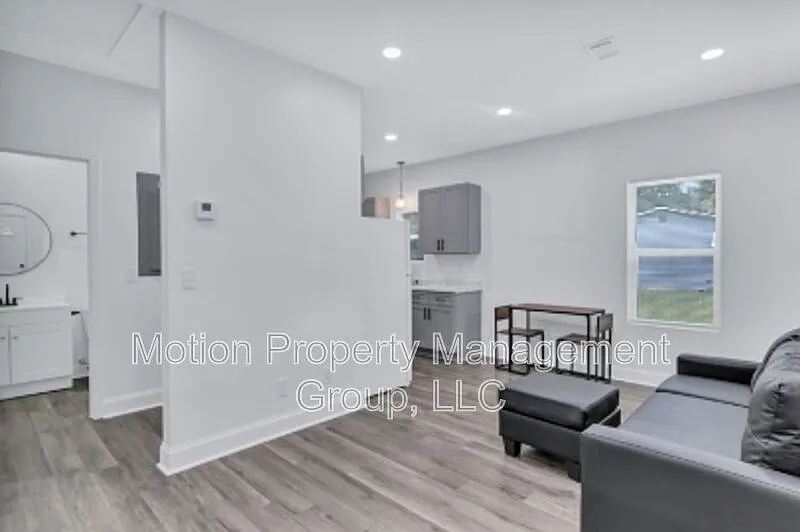 Studio, 1.0 bath, 600 sqft, $650 — Photo 4