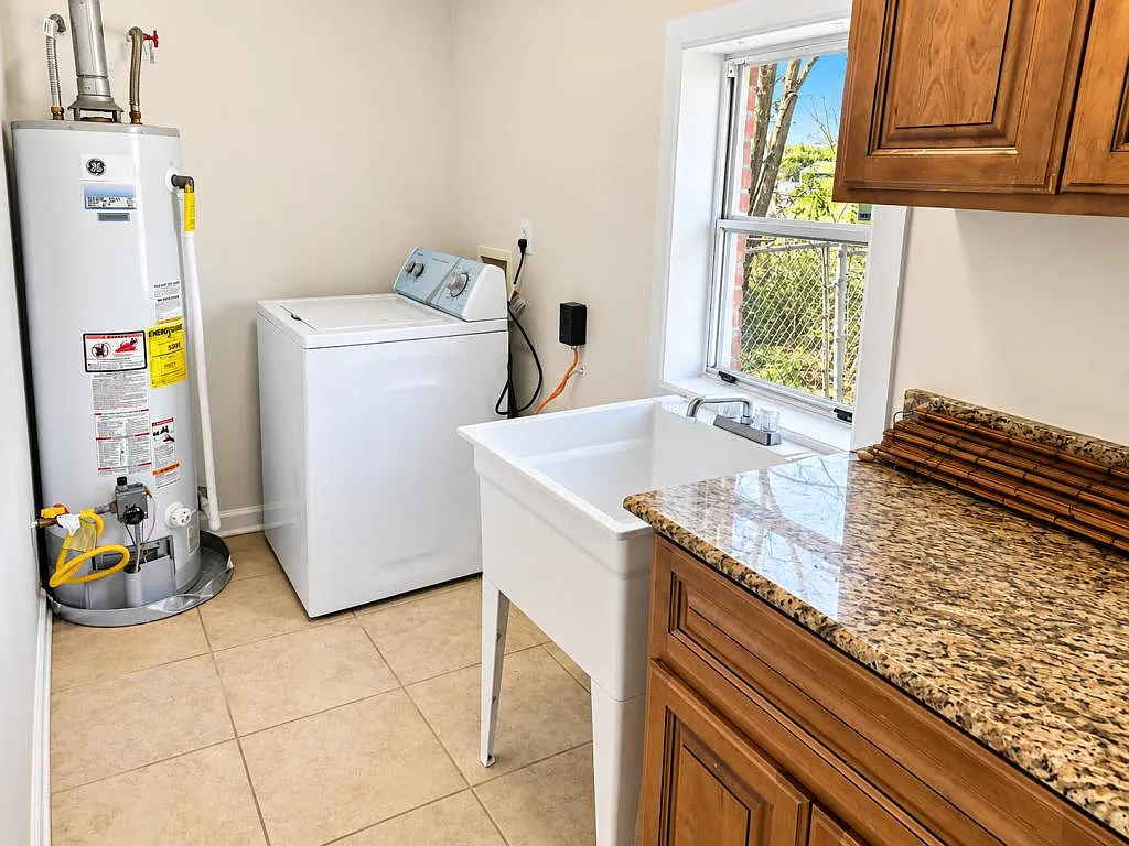 1003 Shirley Dr — Photo 2