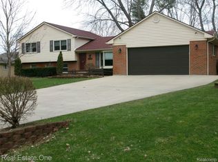 23918 Forest Park Dr E, Novi, MI 48374