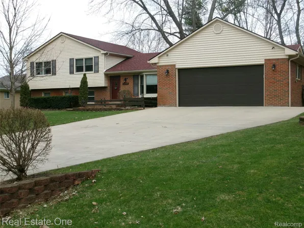 23918 Forest Park Dr E, Novi, MI 48374