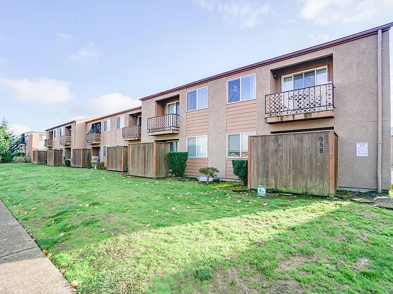 Westwood Apartments — Photo 31