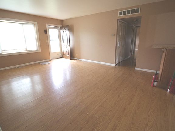 3rd image of 319 Kingswood Dr