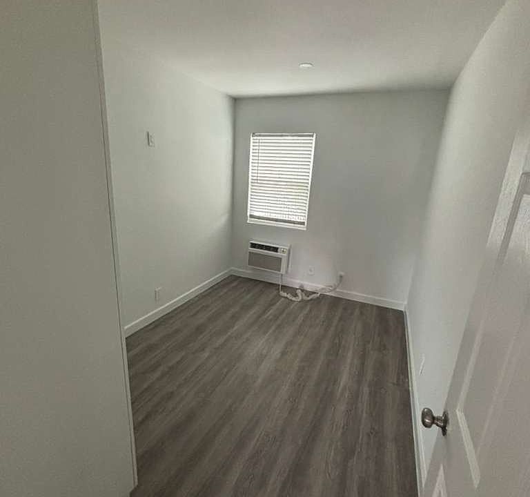 1st image of 906 N Riverside Dr #1