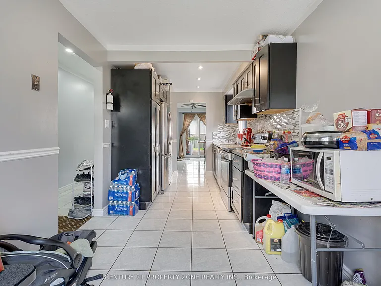 32 Lady Stewart Blvd — Photo 17