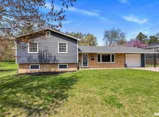1524 Hickory Ln, Bettendorf, IA