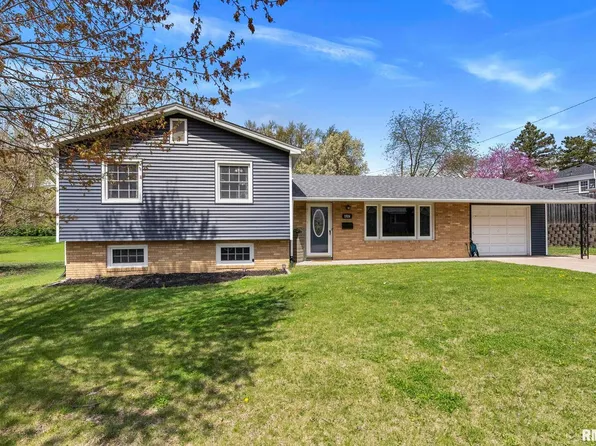 1524 Hickory Ln, Bettendorf, IA 52722