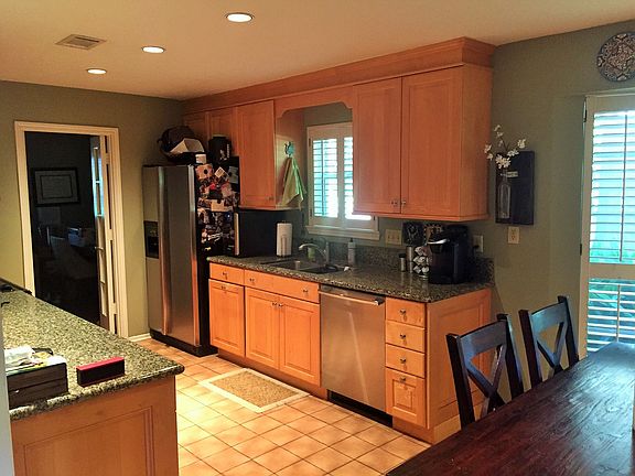 Spacious Kitchen , Granite Countertops and Stainless Applian