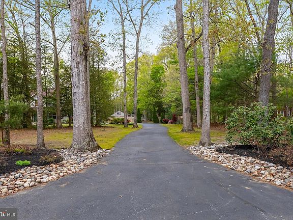 3rd image of 563 Crow Pond Rd