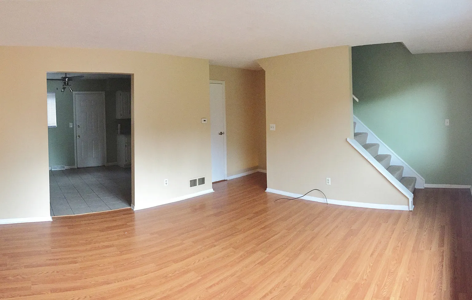 2 Bedroom House with Garage — Photo 1