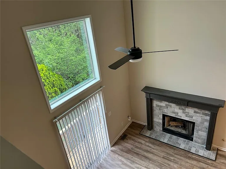 140 Stoneforest Dr — Photo 2