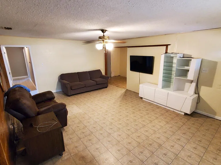 705 N Overlook Dr — Photo 2
