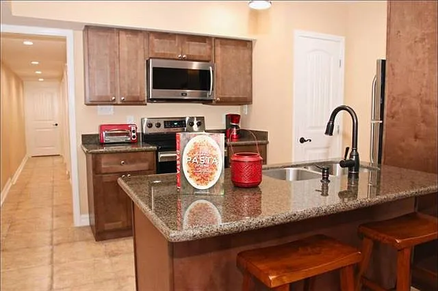 2 bed, 1.0 bath, 732 sqft, $1,400 — Photo 4
