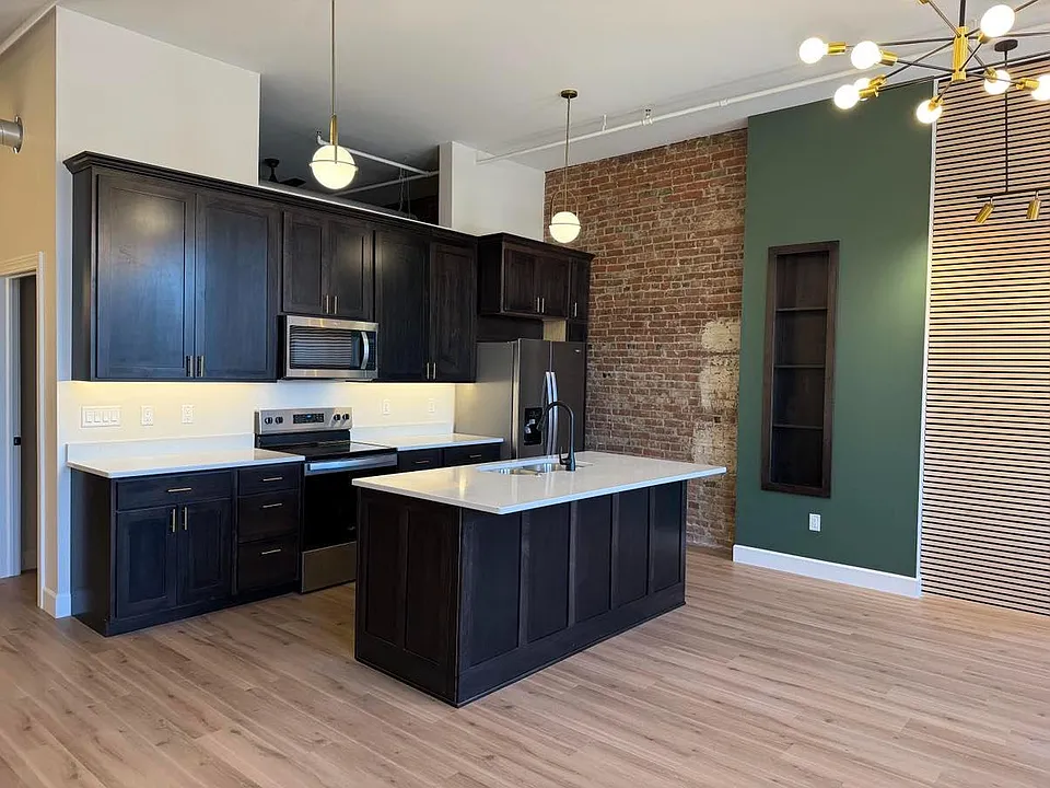 619 Main St #204