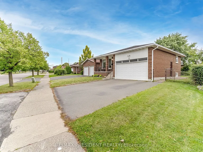 13 Panorama Cres — Photo 3