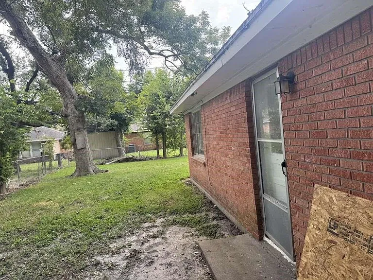 121 E Riverwood Dr — Photo 11
