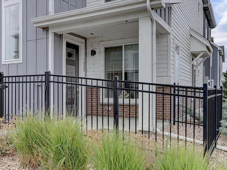 1828 S Poplar Ct — Photo 3