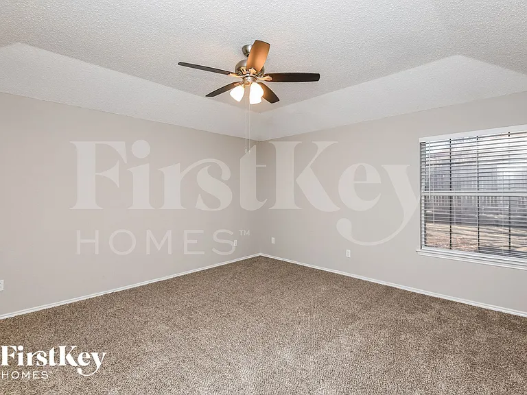609 Hollyberry Dr — Photo 8