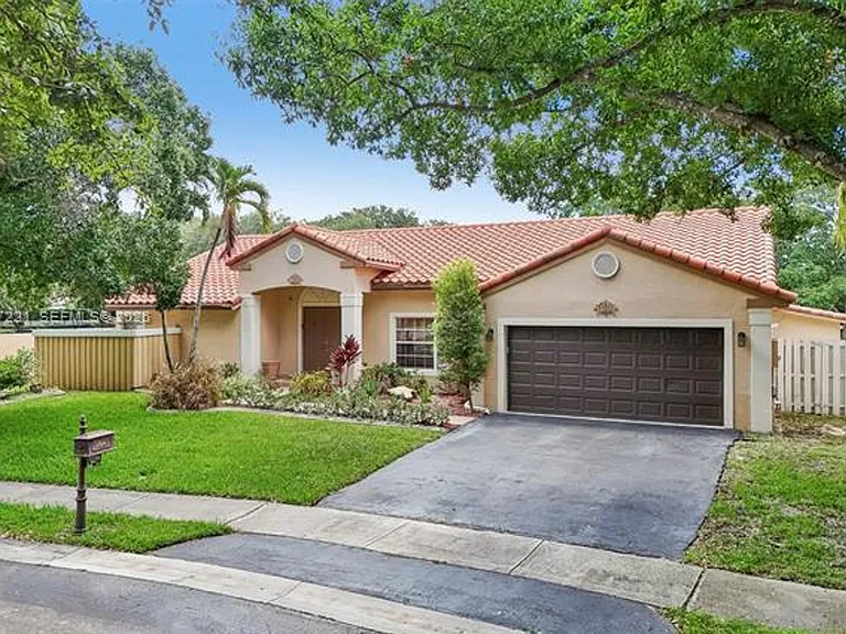 13100 NW 11th Dr #13100 — Photo 2