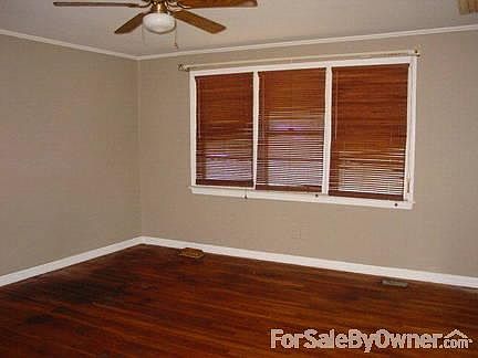 Living/Family/Den Area w/Hardwood Floors